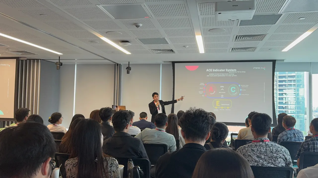 CEO Lê Duy Hiệp trình bày hệ thống chỉ số ACE của TikTok Shop tại hội thảo nhà bán hàng